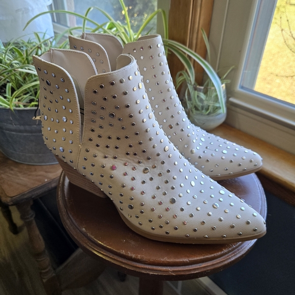 Altar'd State Shoes - Alter'd State Studded Cream Ankle Boots sz 9